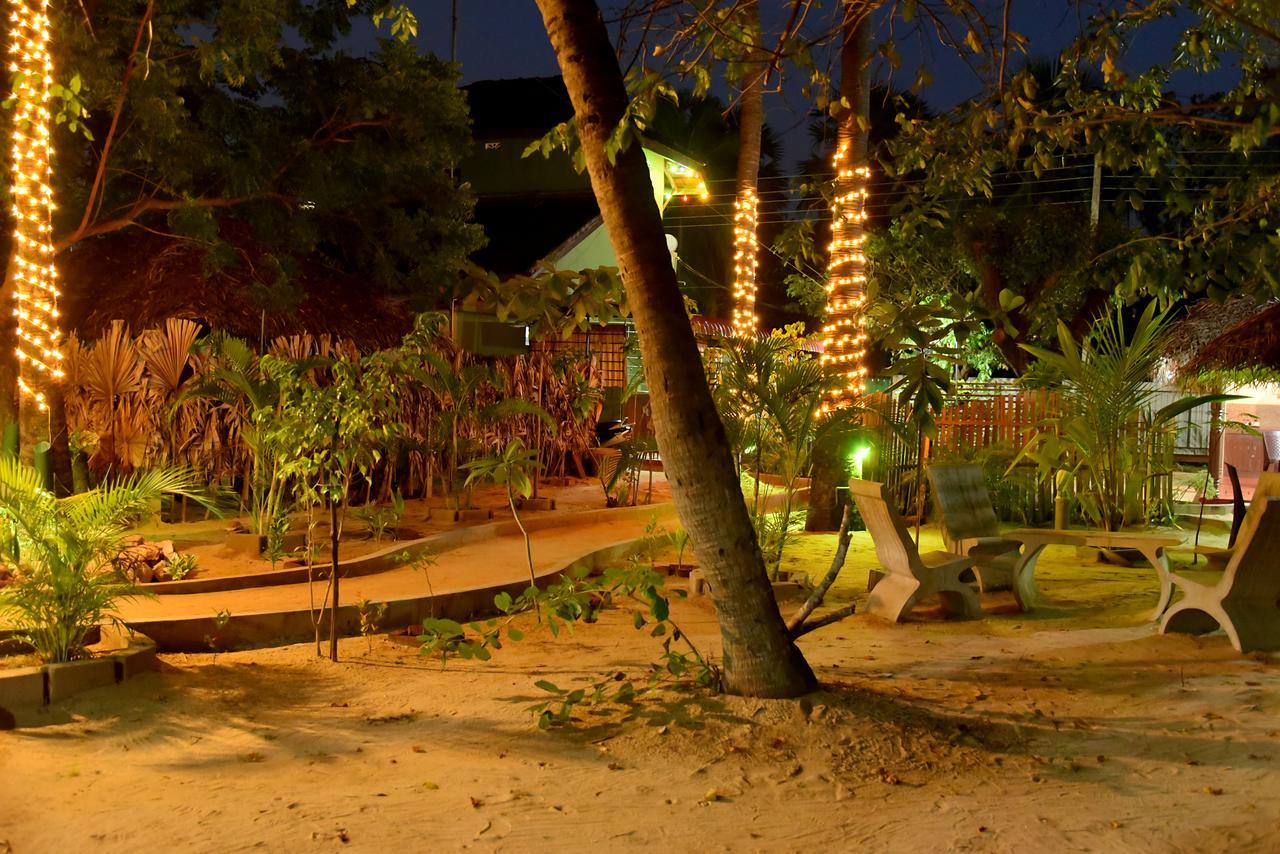 Naaval Beach Villa & Rooms Batticaloa Eksteriør billede
